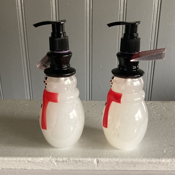 NWT Set of 2- Merry Berry Scented Holiday Snowman ⛄️ Hand Soap Dispensers 20.6oz - Picture 8 of 17